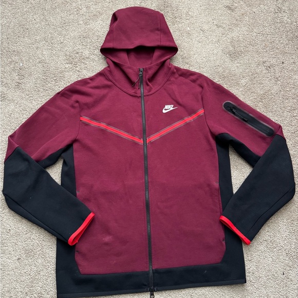 #150 Nike TECH FLEECE Red and Black Performance Jacket with Hood - Picture 1 of 14